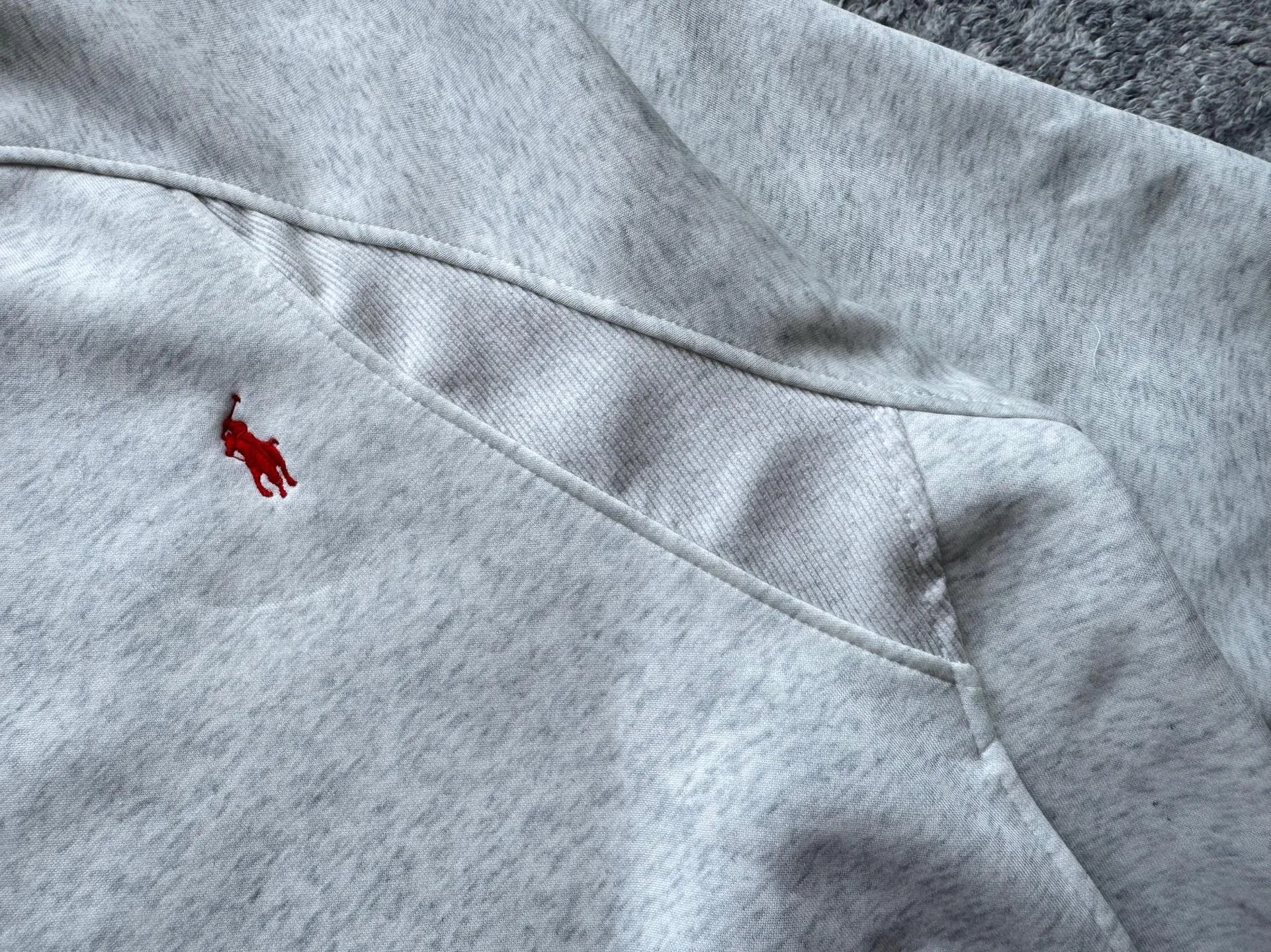 P220 Polo Ralph Lauren FW25 solid color embroidered logo sweatshirt. A sweatshirt is absolutely indispensable for the lazy feeling in autumn⛸️Ralph Luaren. The core is casual and relaxed, and the exterior is an American silhouette. It has a boyish laziness in place. It is unobtrusive but looks more timeless. 🕶️ The large drop shoulder version looks casual and fashionable. Wear it alone in spring and autumn or layer it in winter. It is completely a long-term sweatshirt in the wardrobe🫶🏻 Size Length Sleeve Length Bust M 63.5 80.5 130 L 65 82 134 XL 66.5 83.5 138